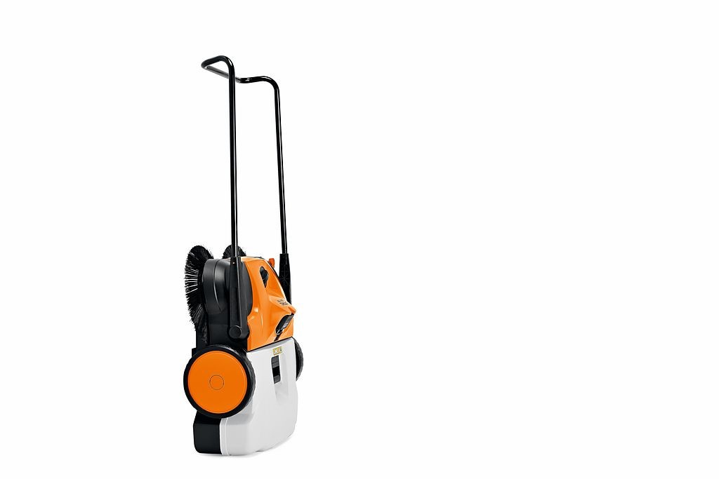 Подметальная машина аккумуляторная. Stihl kg 770. Подметальная машина штиль. Аккумуляторная подметальная машина для улицы.